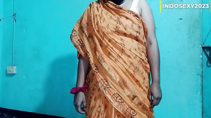 خادمتي الجنسية جميلة جدًا لذا احتضنته وضاجعته 2023