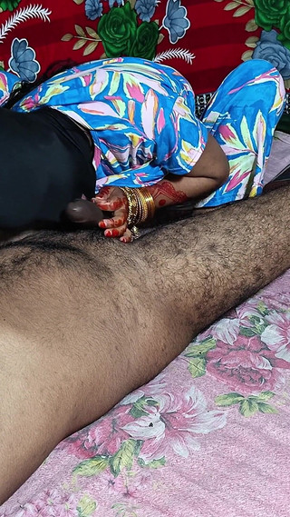 صديقتي تعطي أفضل اللسان الطويل. مع لعق ديك. والكرات....