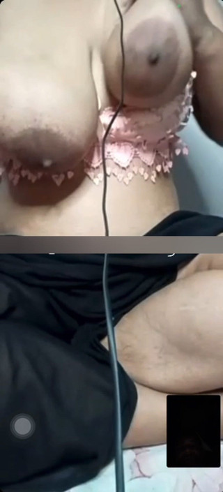 ربة منزل وحيدة ديسي تستمتع سرًا بمكالمة فيديو ساخنة مع عشيقها بينما يكون زوجها بعيدًا. شاهد جانبها البري مكشوفًا!