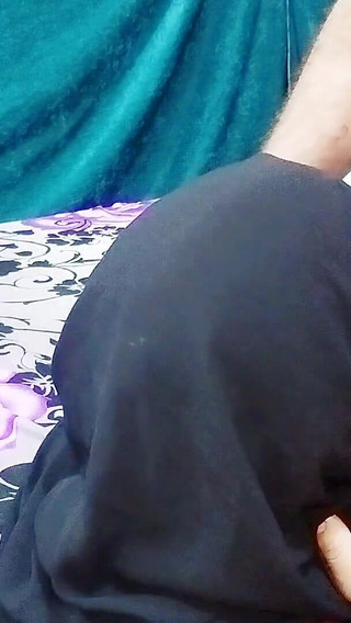 الديوث يأخذ صديق لي في بعض الأحيان ليمارس الجنس معها.