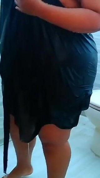 حار جدًا في الصيف، ترغب زوجة الأب في الاستحمام ليلاً، وينضم ابن الزوج أيضًا