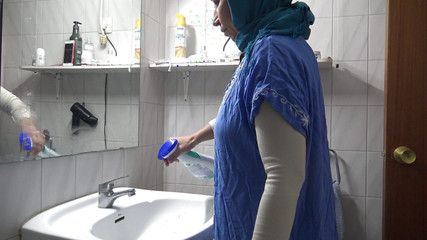 خادمة تنظيف لاجئة سورية تسمح للمدير الألماني بوضعه داخل مهبلها