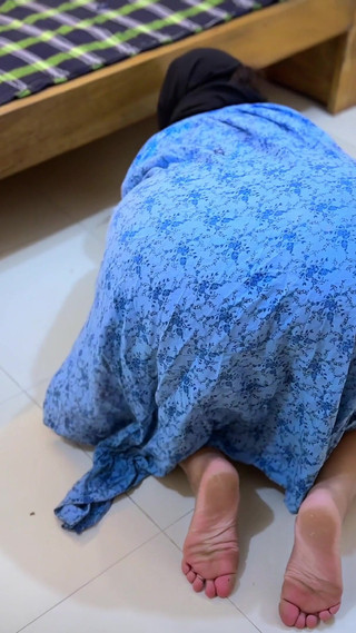 الحمار الكبير الديني متعرج زوجة مسلمة الساخنة عالقة تحت السرير وتريد اللعنة الشرج مني