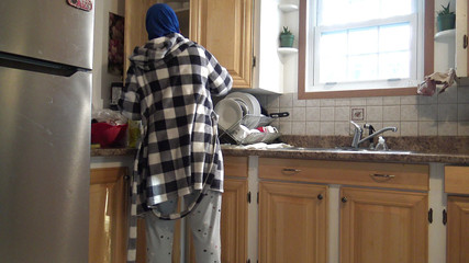 زوجة عربية مغربية مع مؤخرة كبيرة محلية الصنع جماع الدبر اللعين في المطبخ