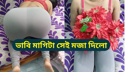 زوجتي تستمتع مع رجل آخر، وهي سعيدة بهذه اللحظة