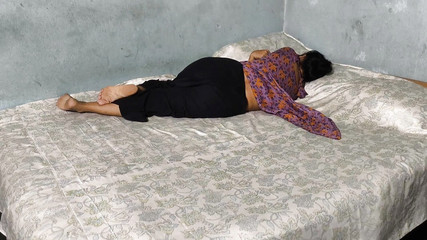 جعل الأخ غير الشقيق أخته تستلقي على السجادة وأدخل قضيبه السميك في بوسها ومارس الجنس معها بشدة