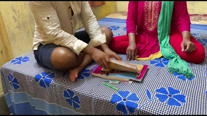 معلمتي الجنسية الأولى هي Sathi Bhabhi وهي تمارس الجنس مع طالبتها لدراسة اللغة الإنجليزية.