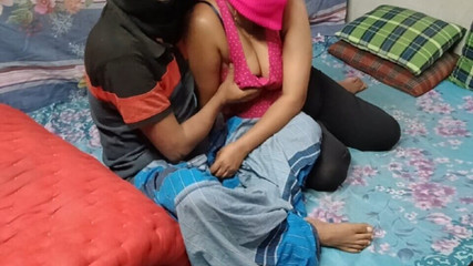 الأخ غير الشقيق جعل الأخت عارية ومارس الجنس معها