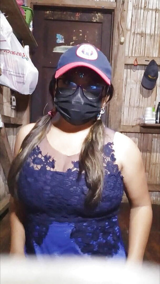 تحيا روك!! امرأة عاشق موسيقى الروك تظهر بزازها الجميلة ومهبلها المحلوق لشخص غريب