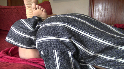 الديوث الجزائري يطلب من ابن زوجها أن يلعقها