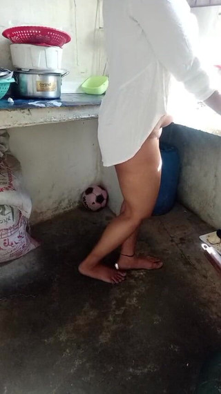 الهندي جيجا سالي الساخنة اللعين في المطبخ